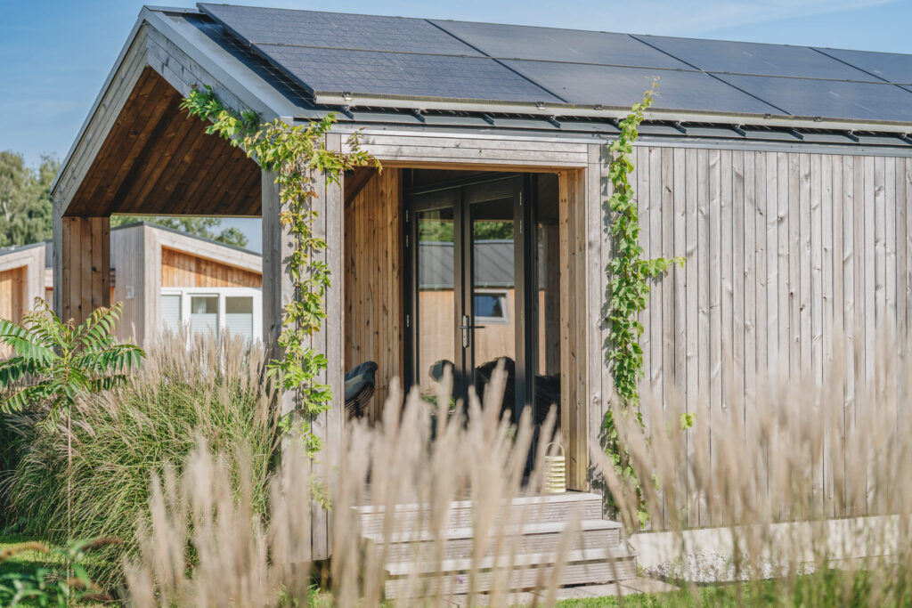 TunHûs met houten gevel, stalen dak en zonnepanelen